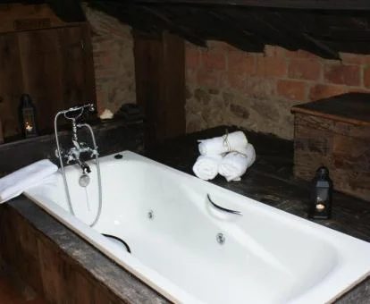 Bañera de hidromasaje privada del apartamento de un dormitorio.