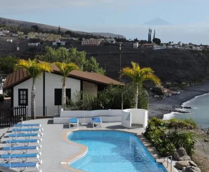 Coqueto establecimiento con piscina a pie de playa.
