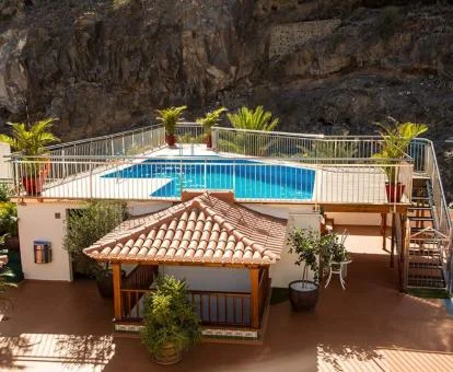 Agradable zona exterior con piscina y vistas a las montañas de este complejo de apartamentos.
