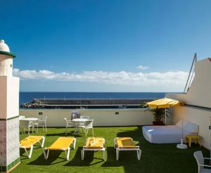Terraza solarium con vistas al mar en la azotea de este complejo de apartamentos.