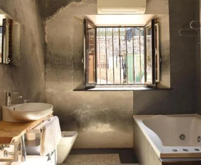 Baño con bañera de hidromasaje privada de uno de los apartamentos del establecimiento.