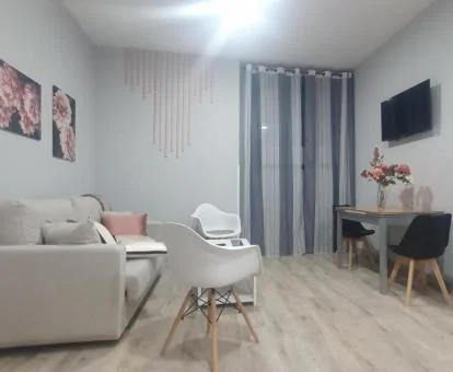 Interior de uno de los estudios acogedores con jacuzzi de este establecimiento.