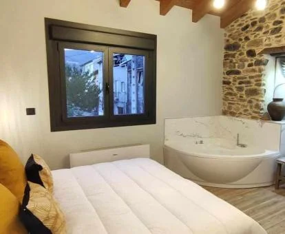 Dormitorio con bañera de hidromasaje privada de este apartamento independiente.