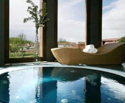 Zona de aguas con vistas al exterior del spa.