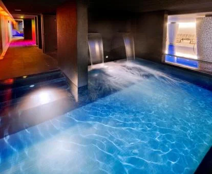 Piscina cubierta con hidroterapia del spa del hotel.