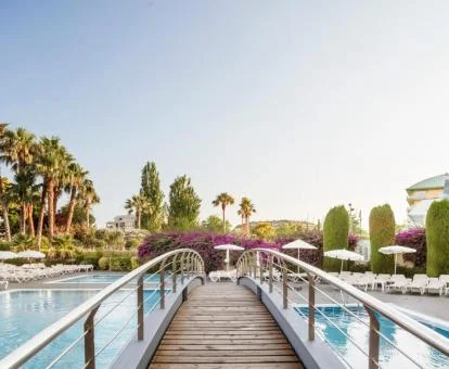 Preciosa zona exterior con piscina y jardines del hotel.