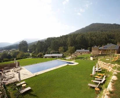 Hotel con encanto rodeado de naturaleza con amplias zonas exteriores.