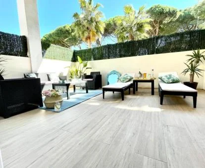 Terraza amueblada de este hotel con encanto solo para adultos.