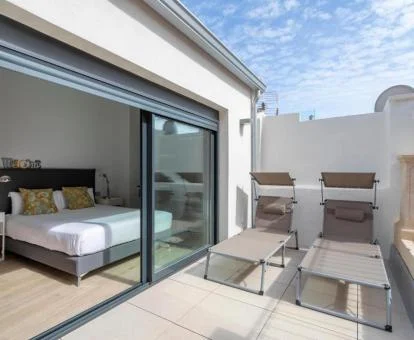 Dormitorio con terraza privada de uno de los apartamentos del complejo.