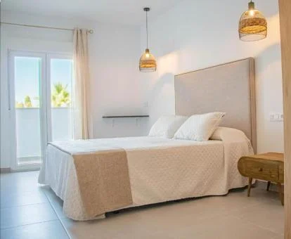 Una de las luminosas habitaciones de este coqueto hotel.