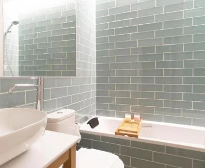 Precioso baño con jacuzzi privado de este coqueto apartamento.