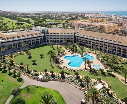 Vista aérea de este espectacular htoel con piscinas exteriores y amplios jardines.