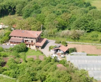 Edificio de este hotel rural en tranquilo entorno natural rodeado de espacios verdes para explorar.