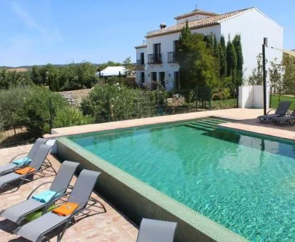 Hermoso hotel boutique en un tranquilo entorno rural con piscina al aire libre.
