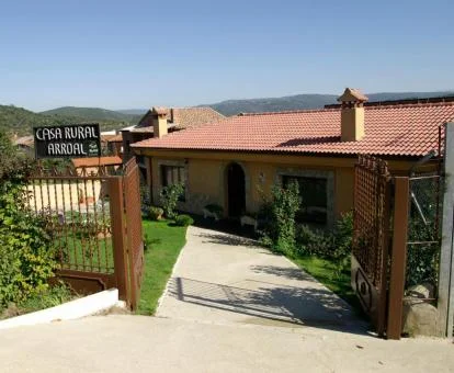 Complejo rural de casas independientes con amplia zona exterior.