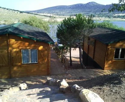 Acogedoras casas independientes de este complejo rural junto al lago.