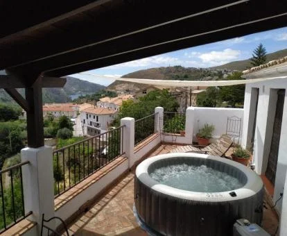 Terraza solarium con jacuzzi exterior de este hotel con encanto.