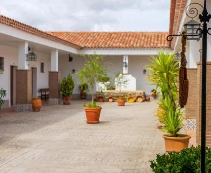 Patio interior de este bello hotel rural.