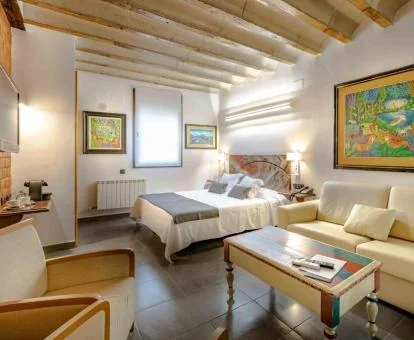 Una de las amplias habitaciones con zona de estar del hotel.