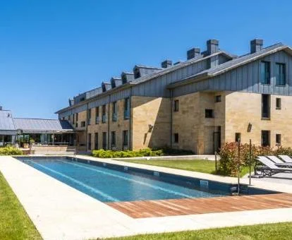 Hotel con encanto con grandes jardines y piscina exterior.