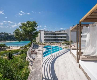 Precioso hotel con encanto con vistas al mar y piscinas exteriores.