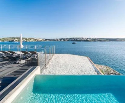Piscina de borde infinito con espectaculares vistas al mar de este hotel con encanto.