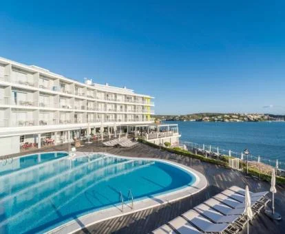 Precioso hotel con gran piscina junto al mar ideal para parejas.