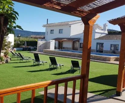 Agradable zona exterior con solarium y piscina de este hotel rural.