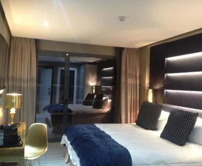 Una de las elegantes habitaciones de este hotel solo para adultos.