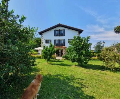Edificio de este hotel rural en un maravilloso entorno verde para descansar.