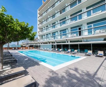 Edificio de este moderno hotel boutique con piscina exterior.