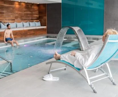 Pareja disfrutando de las instalaciones de bienestar del spa del hotel.