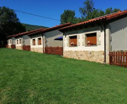 Establecimiento rural rodeado de vegetación con apartamentos independientes.