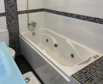 Bañera de hidromasaje de este precioso apartamento ático.