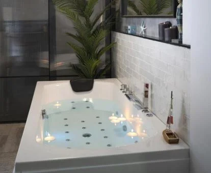 Bañera de hidromasaje privada de este precioso ático de lujo