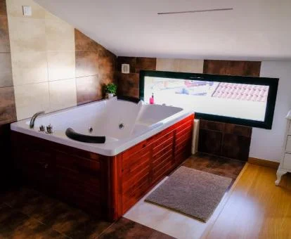 Fabuloso jacuzzi privado de este apartamento ático.