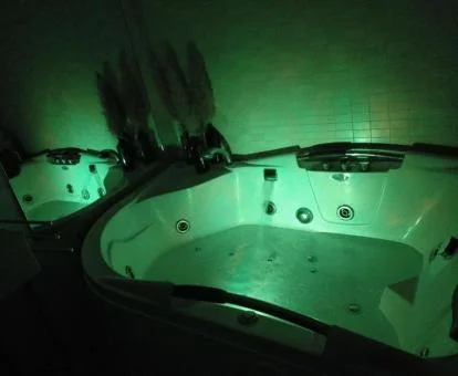 Amplio baño con un gran jacuzzi privado ideal para parejas de este apartamento.