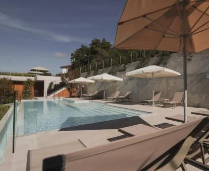 Amplia piscina con tumbonas de este coqueto hotel boutique.