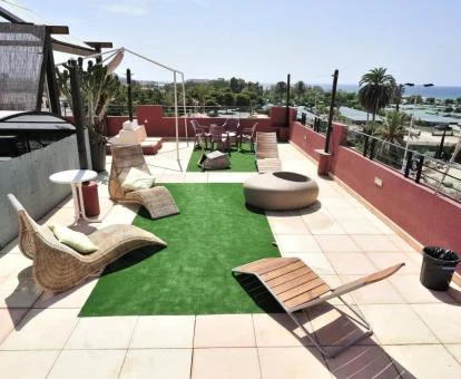Solarium con vistas al mar de este hotel romántico.