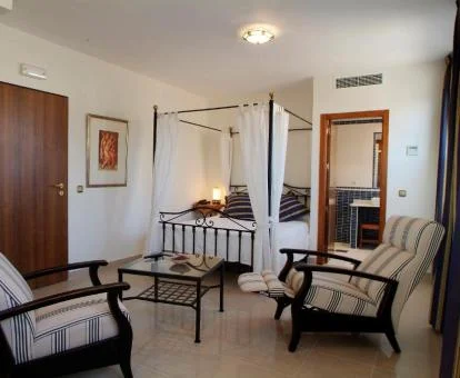 Una de las acogedoras habitaciones dobles con zona de estar de este hotel rural.