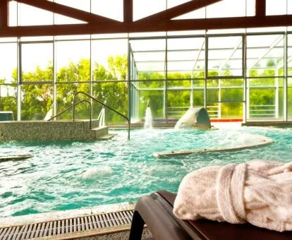 Piscina de hidroterapia de la zona de bienestar con vistas de este precioso hotel.