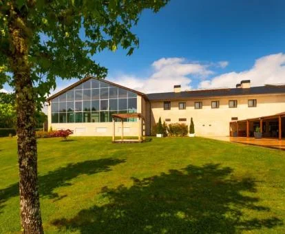 Coqueto edificio rural rodeado de jardines de este hotel boutique.