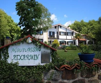 Edificio de este agroturismo con amplios jardines.
