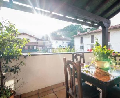 Terraza con comedor exterior y vistas al pueblo de este hotel romántico.
