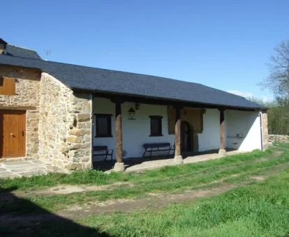 Casa rural acogedora con amplios jardines.