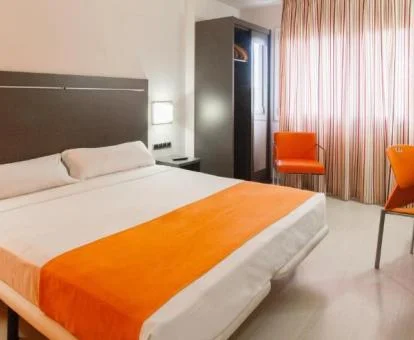 Una de las coloridas habitaciones de estilo moderno del hotel.