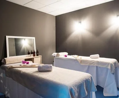 Sala para masajes y tratamientos del centro de bienestar del hotel.