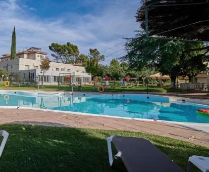 Hotel con encanto rodeado de zonas verdes con gran piscina exterior.