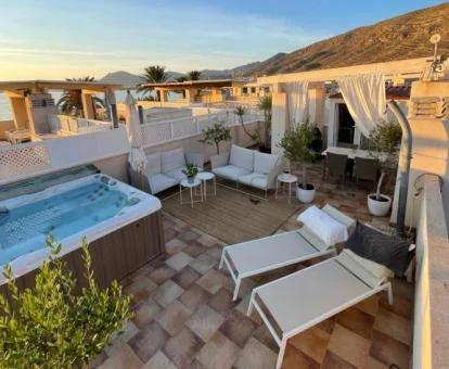 Fabulosa terraza con vistas y gran jacuzzi privado de este apartamento ideal para parejas.
