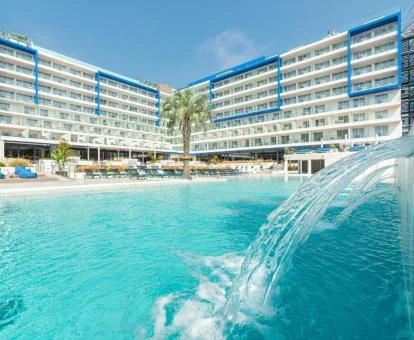 Edificio de este precioso hotel romántico con gran piscina exterior.